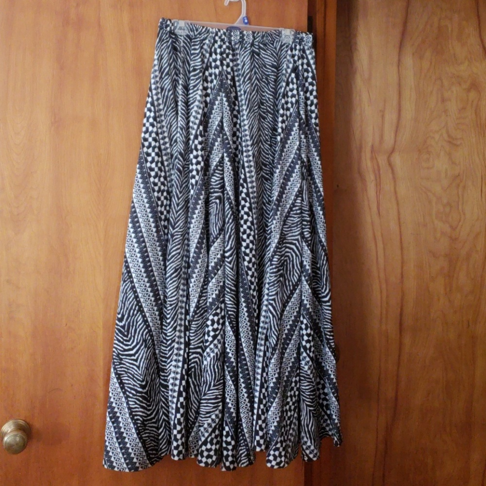 Black-and-white maxi skirt very very flowy and fu